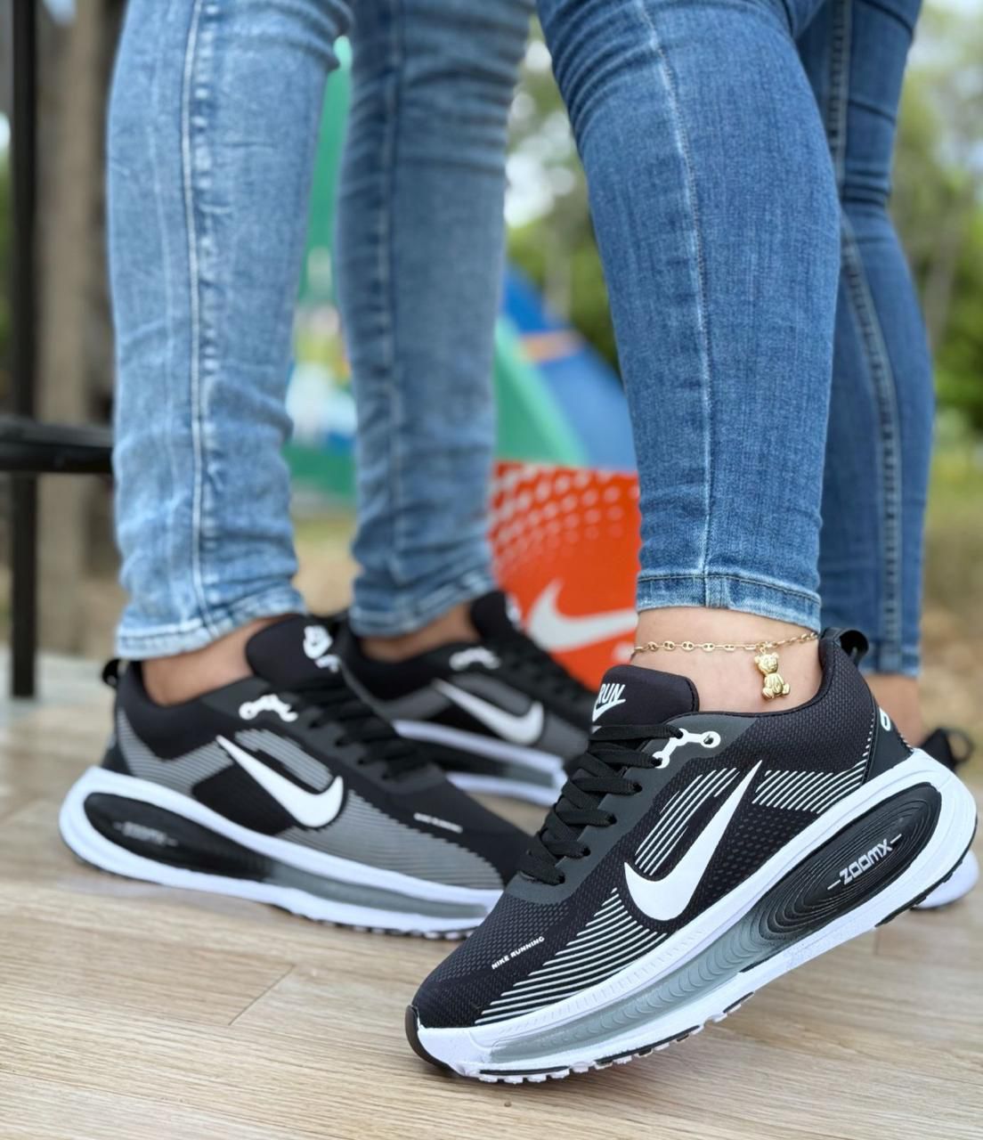 TENIS NIKE VOMERO PLUS. Comodidad que se siente desde el primer paso.