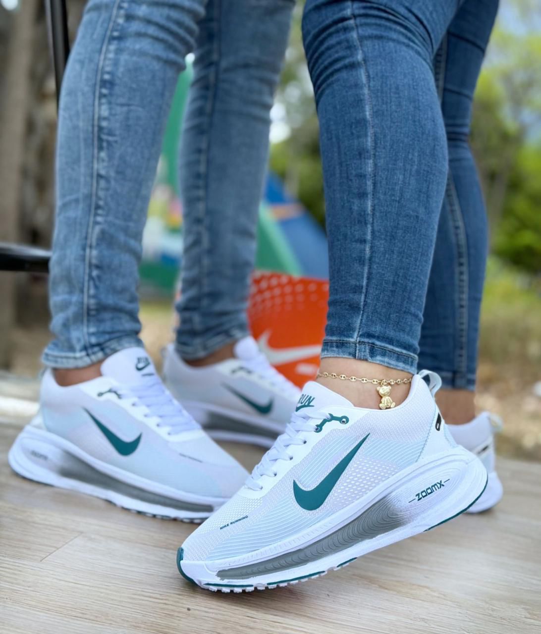 TENIS NIKE VOMERO PLUS. Comodidad que se siente desde el primer paso.