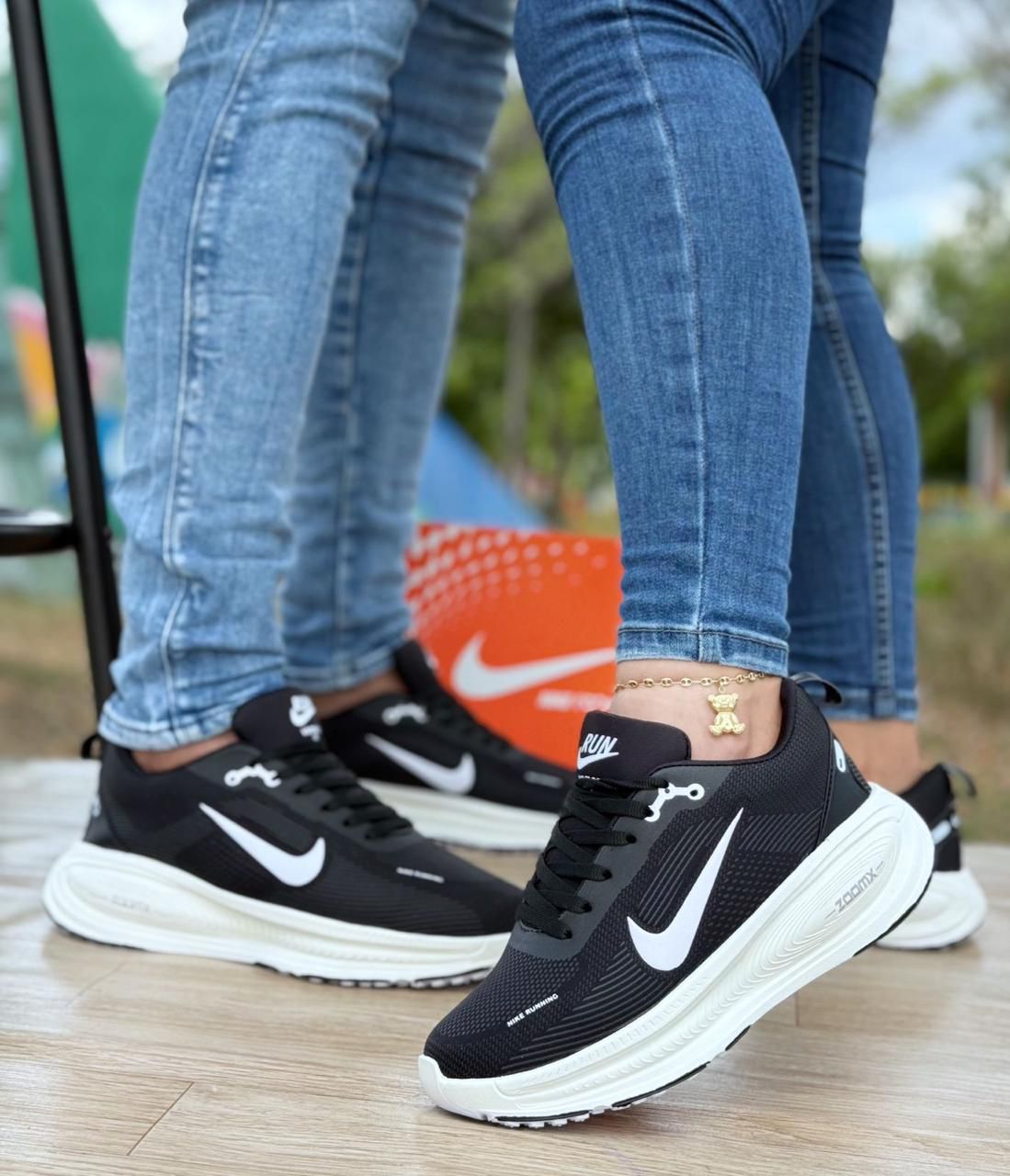 TENIS NIKE VOMERO PLUS. Comodidad que se siente desde el primer paso.