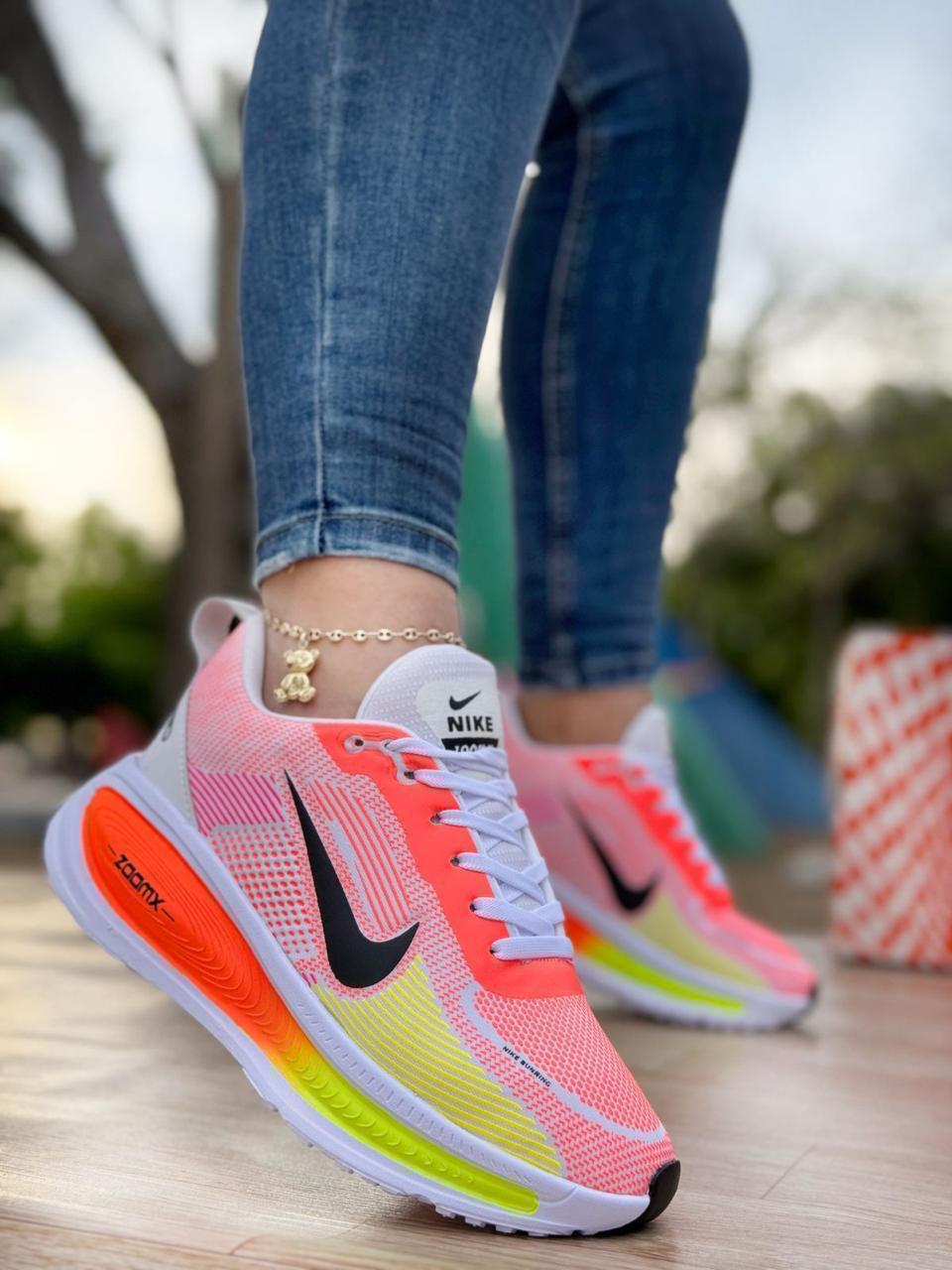 TENIS NIKE VOMERO PLUS DAMA. Comodidad que se siente desde el primer paso.