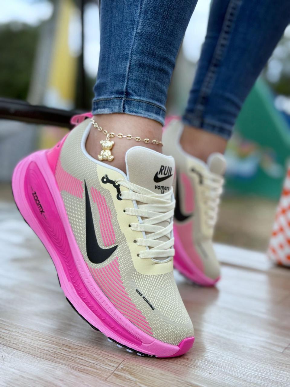 TENIS NIKE VOMERO PLUS DAMA. Comodidad que se siente desde el primer paso.