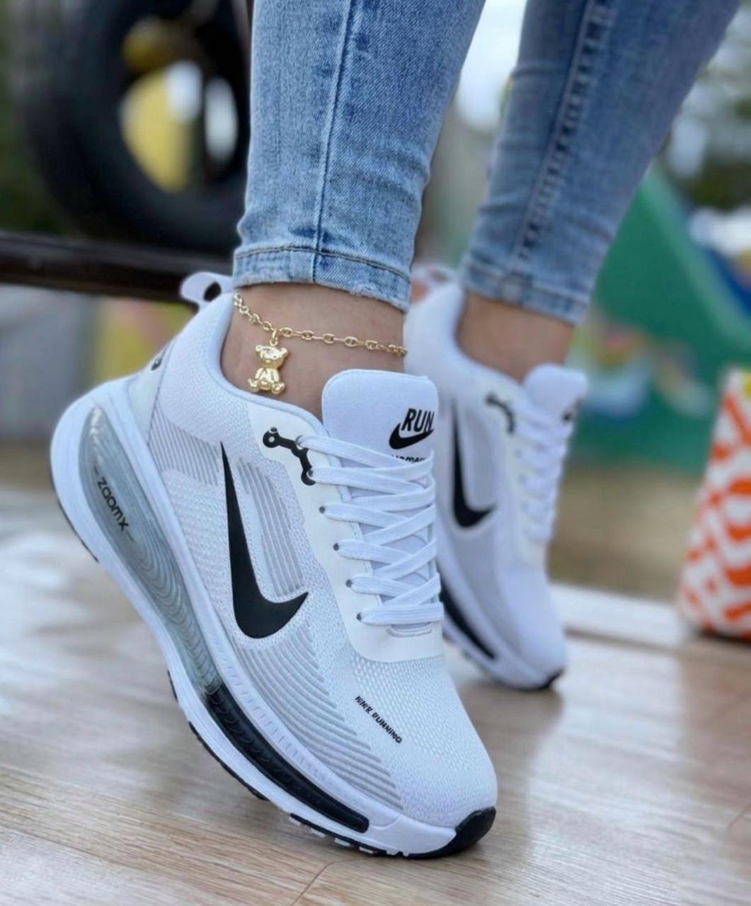 TENIS NIKE VOMERO PLUS DAMA. Comodidad que se siente desde el primer paso.