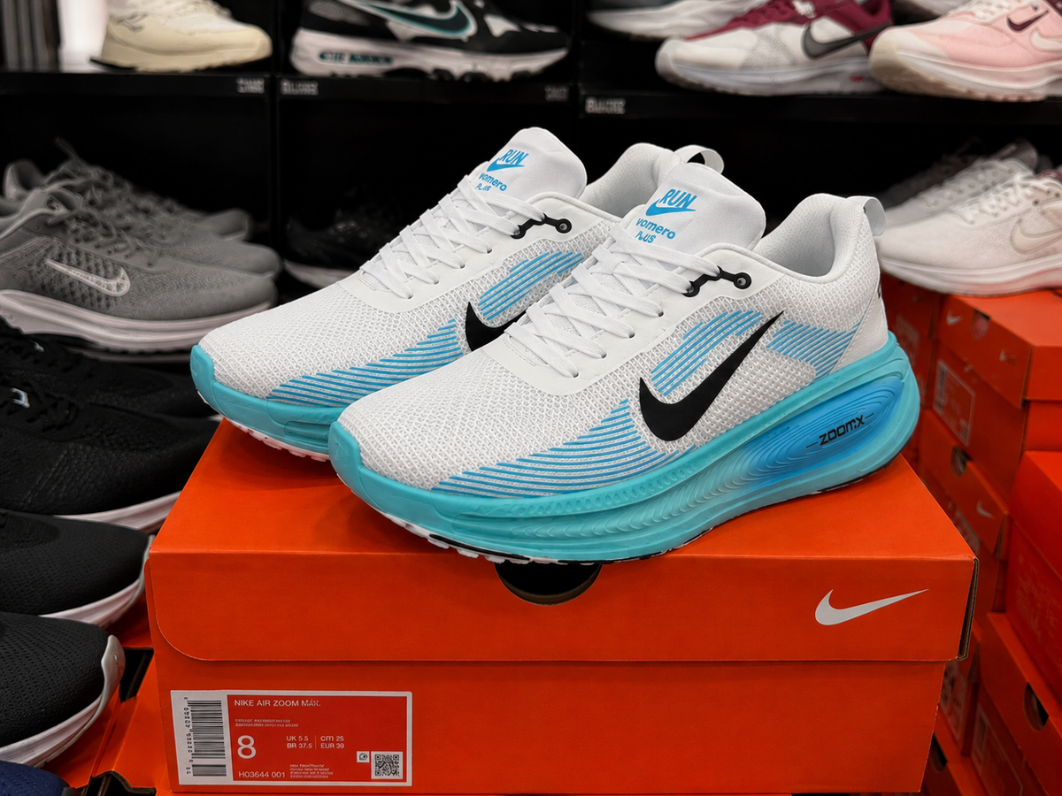 TENIS NIKE VOMERO PLUS. Comodidad que se siente desde el primer paso.