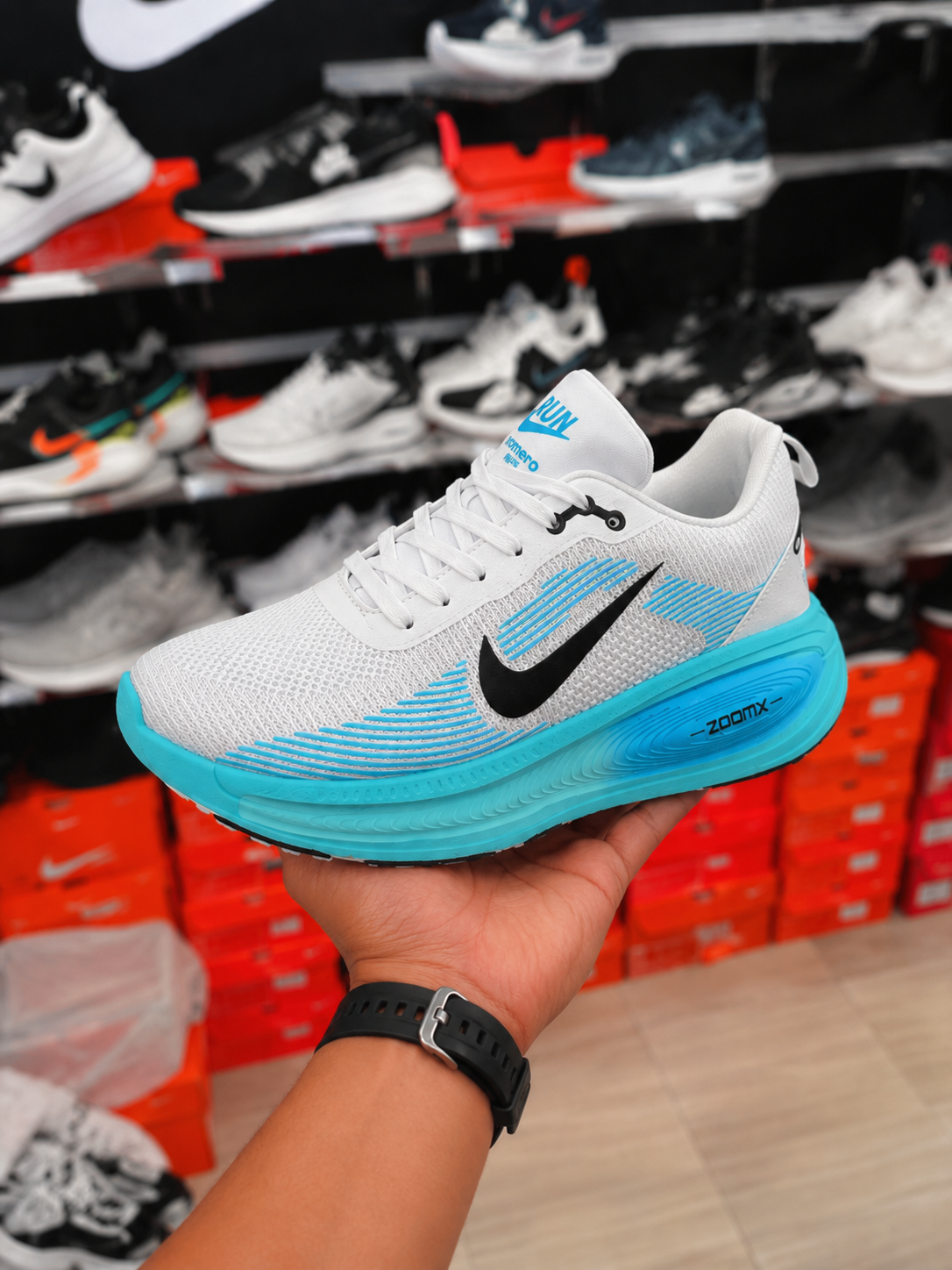 TENIS NIKE VOMERO PLUS. Comodidad que se siente desde el primer paso.