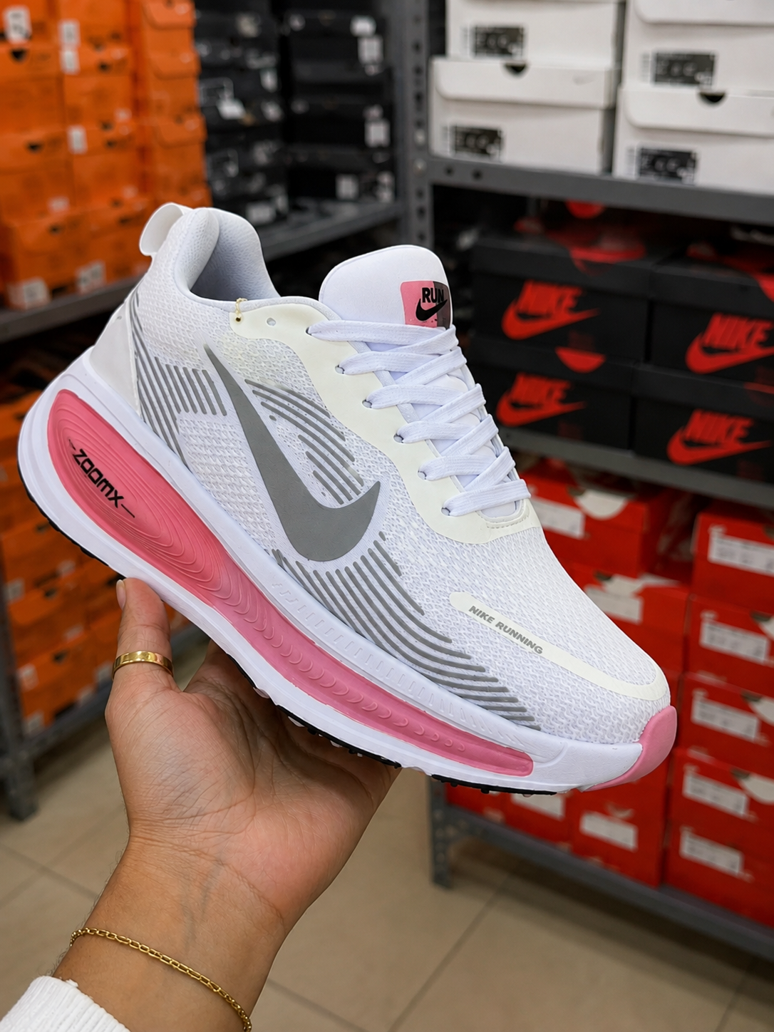TENIS NIKE VOMERO PLUS DAMA. Comodidad que se siente desde el primer paso.