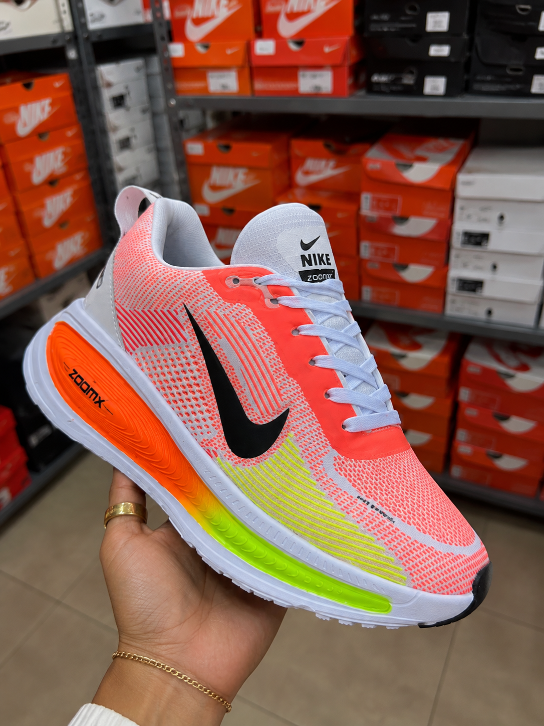 TENIS NIKE VOMERO PLUS DAMA. Comodidad que se siente desde el primer paso.