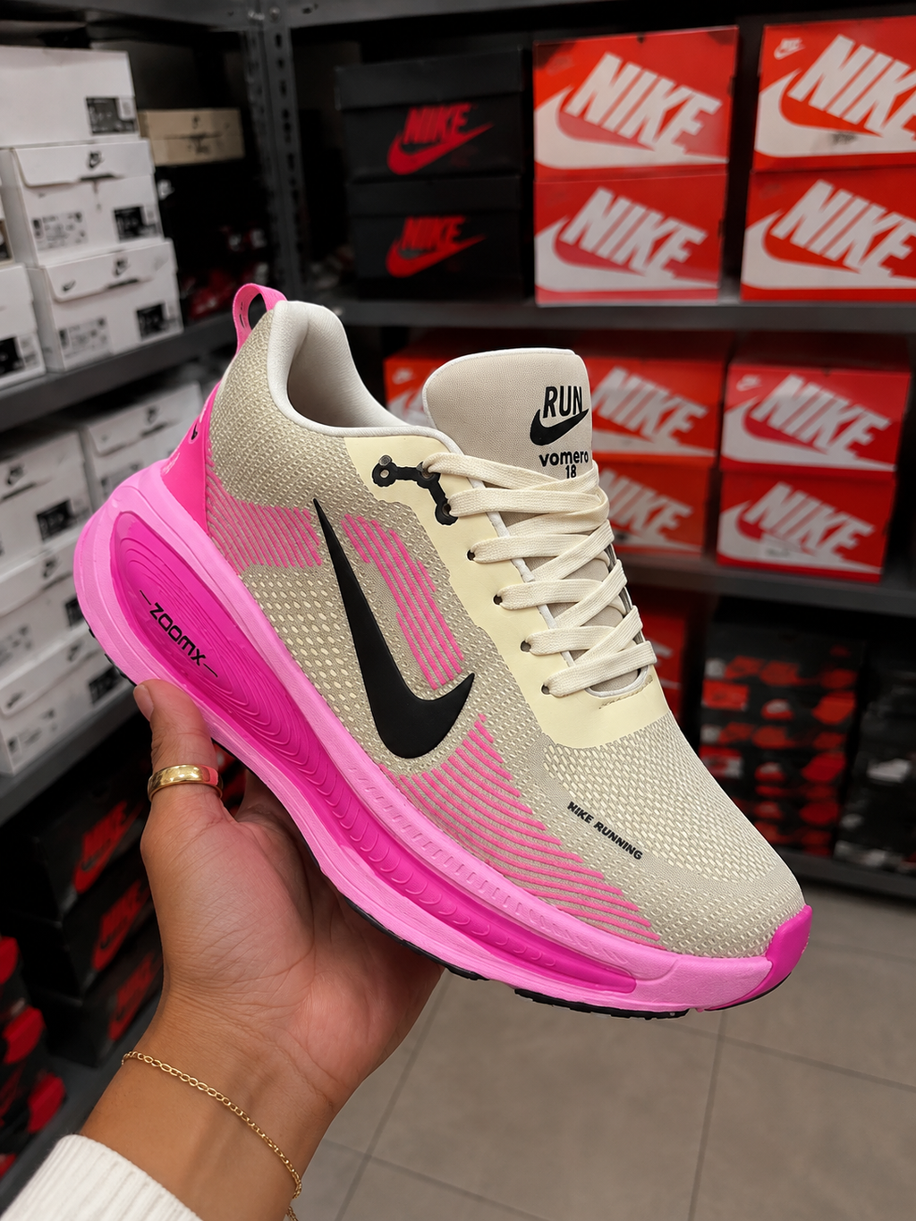TENIS NIKE VOMERO PLUS DAMA. Comodidad que se siente desde el primer paso.