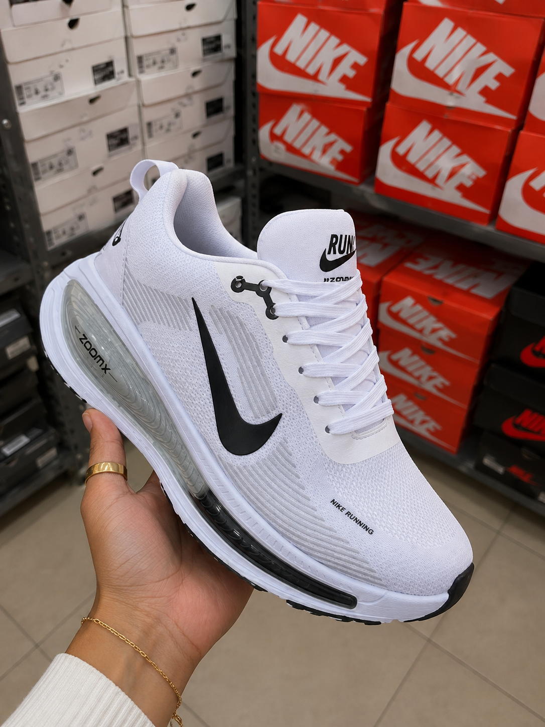 TENIS NIKE VOMERO PLUS DAMA. Comodidad que se siente desde el primer paso.