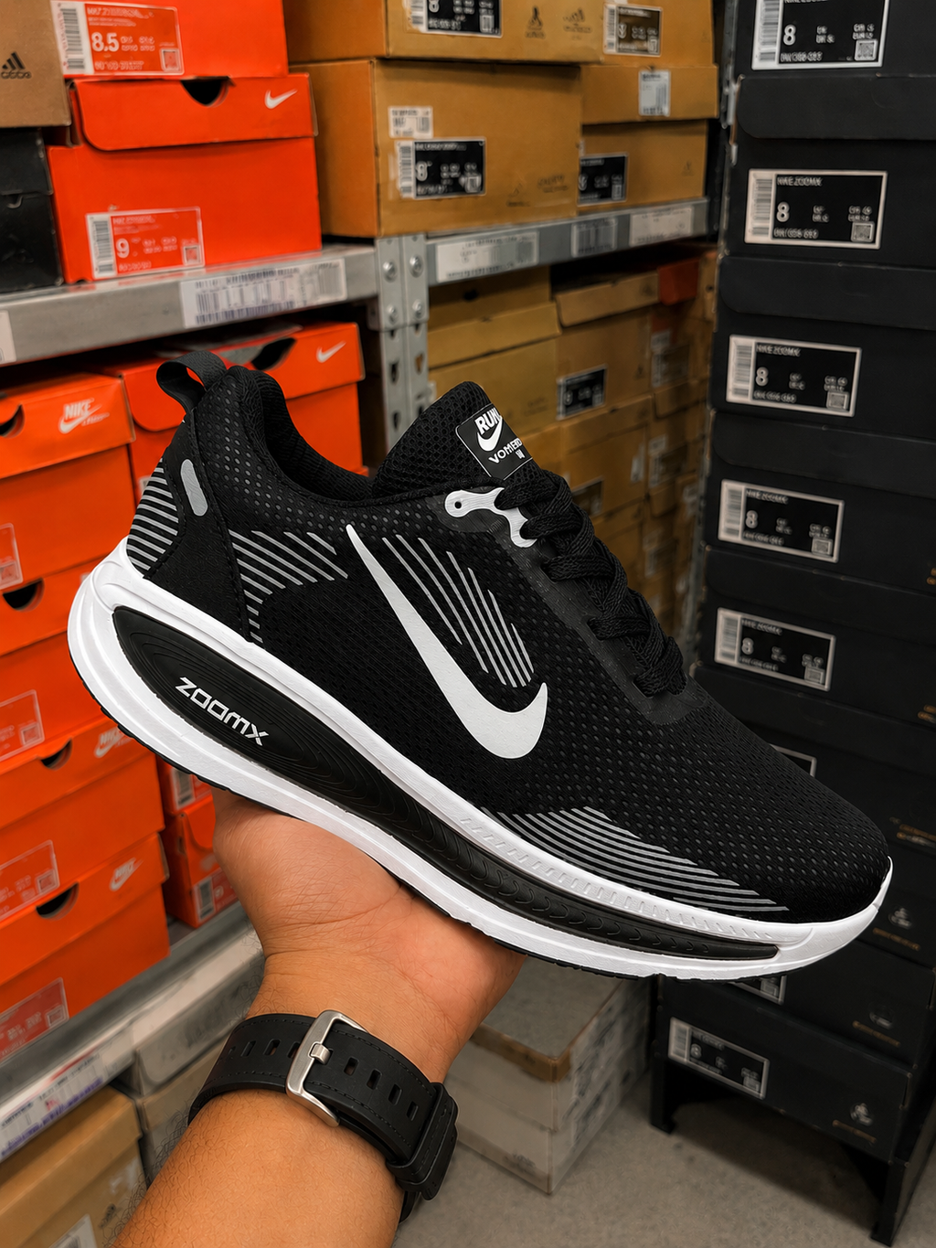 TENIS NIKE VOMERO PLUS. Comodidad que se siente desde el primer paso.