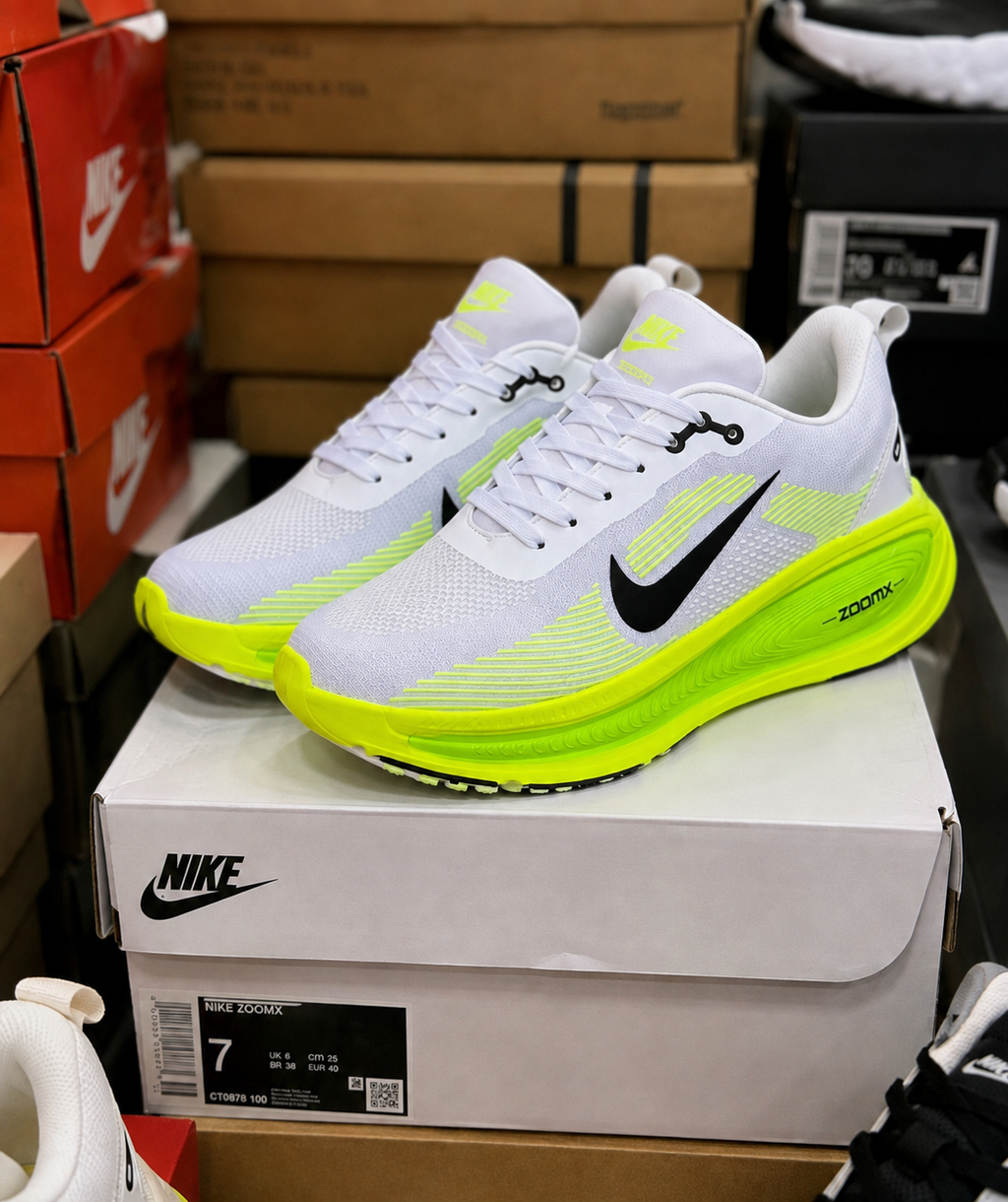 TENIS NIKE VOMERO PLUS. Comodidad que se siente desde el primer paso.