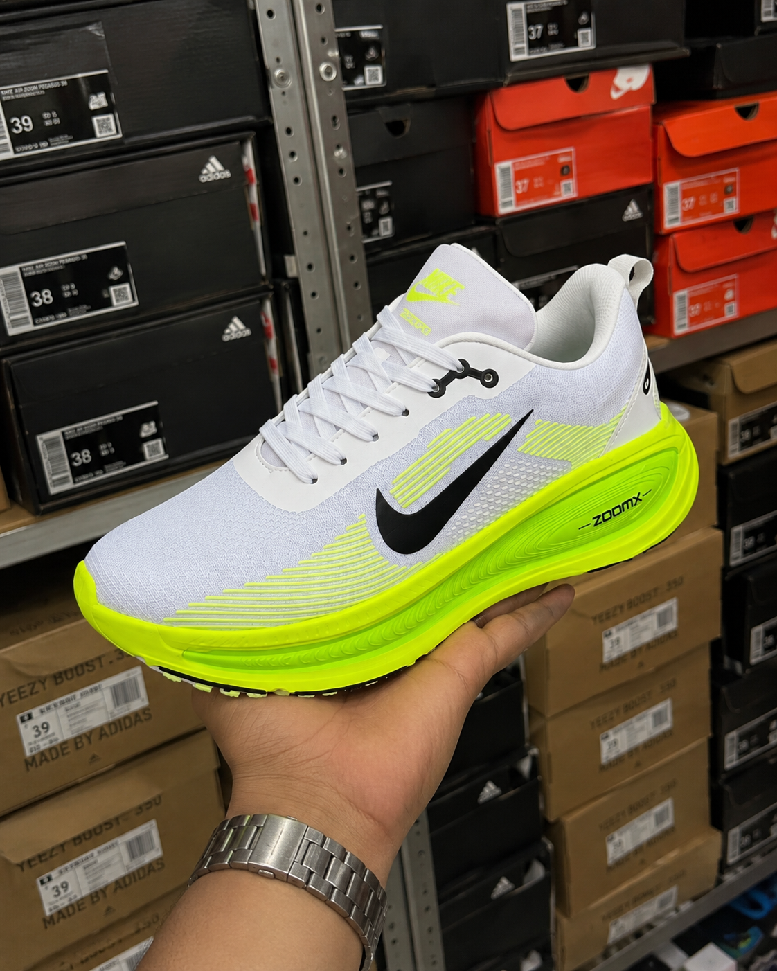 TENIS NIKE VOMERO PLUS. Comodidad que se siente desde el primer paso.